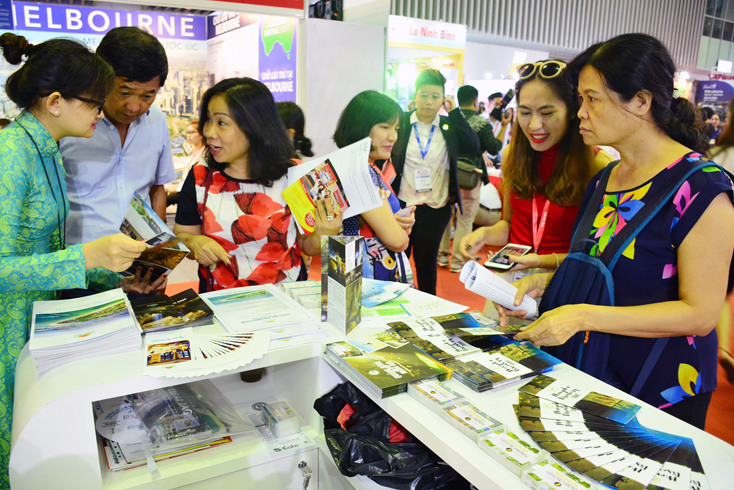 Gian hàng du lịch Quảng Bình thu hút nhiều doanh nghiệp, du khách tham quan, tìm hiểu.