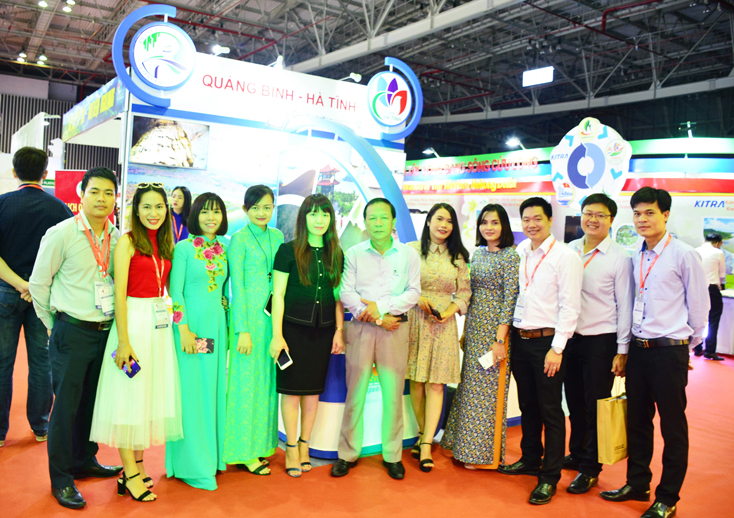 Lãnh đạo Sở Du lịch và các doanh nghiệp du lịch Quảng Bình chụp ảnh lưu niệm tại hội chợ.