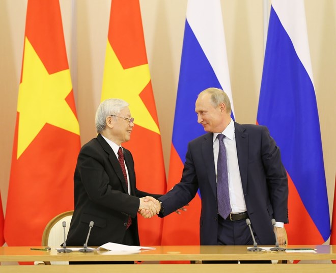 Tổng Bí thư Nguyễn Phú Trọng và Tổng thống Liên bang Nga Vladimir Putin bắt tay sau lễ ký các văn kiện hợp tác giữa hai nước. (Ảnh: Trí Dũng/TTXVN)