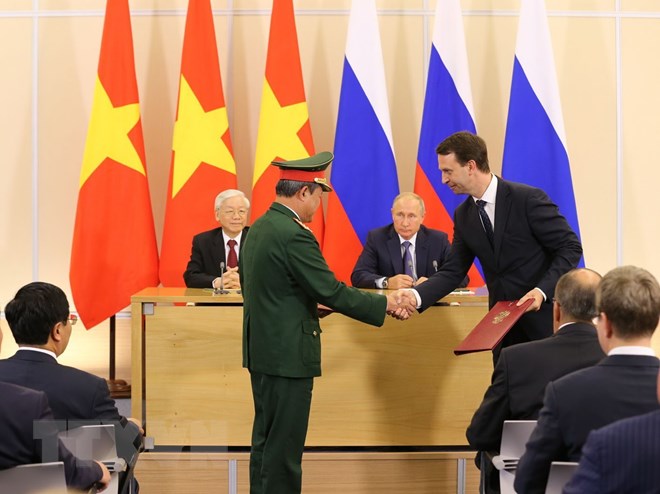 Lễ ký Nghị định thư sửa đổi, bổ sung hiệp định về Trung tâm Nhiệt đới Việt - Nga. (Ảnh: Trí Dũng/TTXVN)