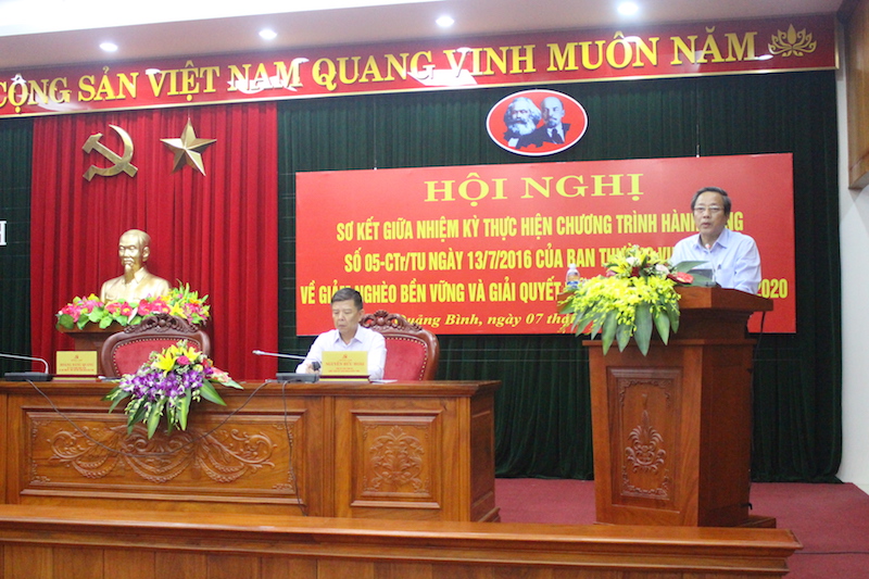 Đồng chí Bí thư Tỉnh uỷ Hoàng Đăng Quang và Chủ tịch UBND tỉnh Nguyễn Hữu Hoài điều hành hội nghị.