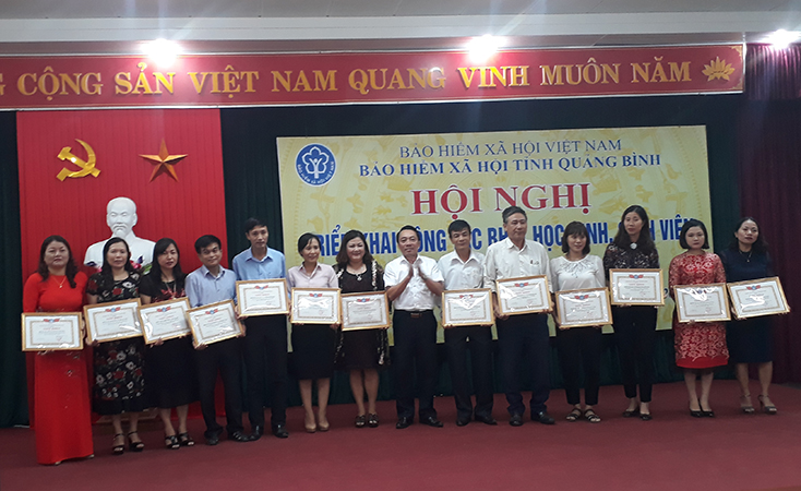 BHXH Quảng Bình tặng giấy khen cho các tập thể, cá nhân đạt thành tích trong thực hiện công tác BHYT HSSV năm 2017-2018. 