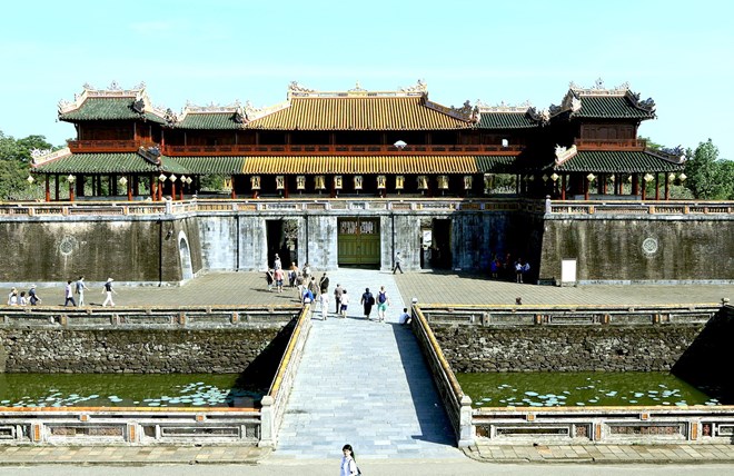Khám phá di tích Cố đô Huế với cung điện Hoàng thành, những ngôi đền Thế Miếu, Thiên Mụ; một hành trình đưa bạn về quá khứ lịch sử đầy cảm hứng.