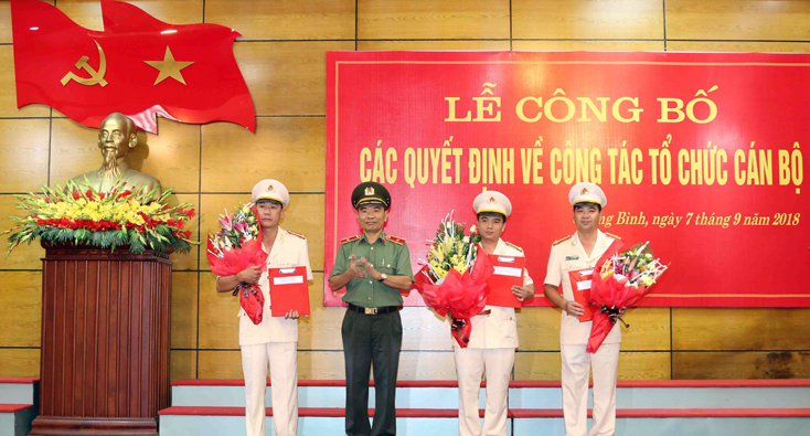 Đồng chí Giám đốc Công an tỉnh Từ Hồng Sơn trao quyết định cho các đồng chí được bổ nhiệm trưởng phòng mới sáp nhập.