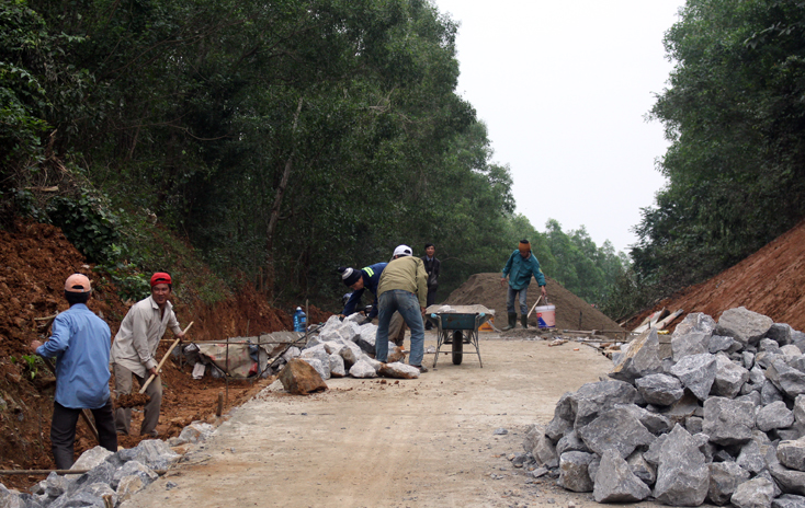 Đồng bào dân tộc thiểu số tại xã Ngân Thuỷ, huyện Lệ Thuỷ làm đường xây dựng nông thôn mới