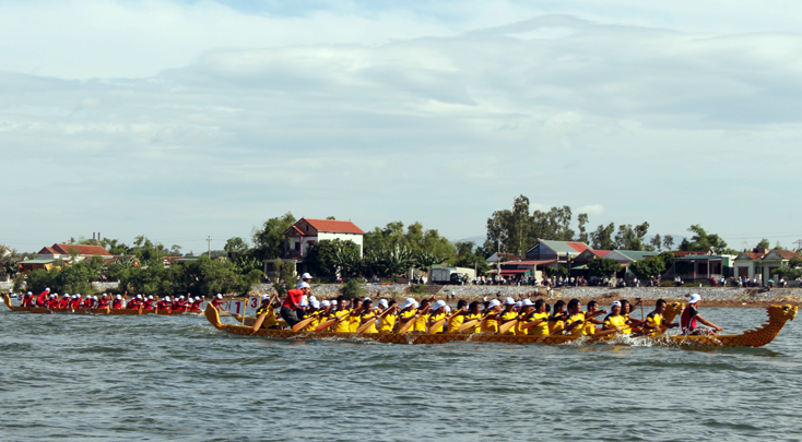 Lễ hội đua thuyền sông Gianh được thị xã Ba Đồn tổ chức thu hút sự quan tâm của đông đảo người dân và du khách.