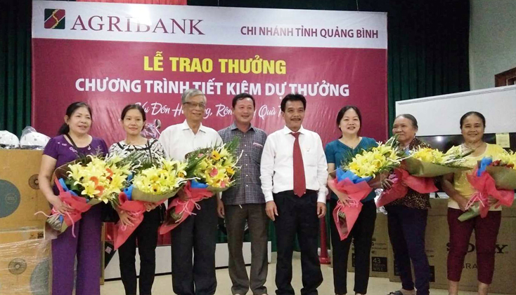  Đại diện lãnh đạo Agribank Chi nhánh Quảng Bình trao giải cho các khách hàng may mắn tại chương trình dự thương  