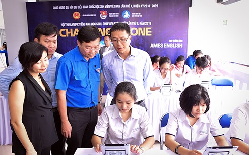 Các đại biểu tham quan khu vực diễn ra phần thi của các bạn sinh viên.