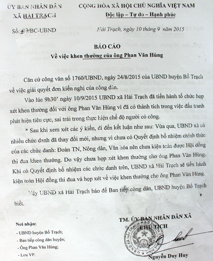 Báo cáo số 127/BC-UBND của UBND xã Hải Trạch ngày 10-9-2015 hứa xem xét khen thưởng cho ông Hùng đến nay đã 3 năm trôi qua vẫn chưa được thực hiện.