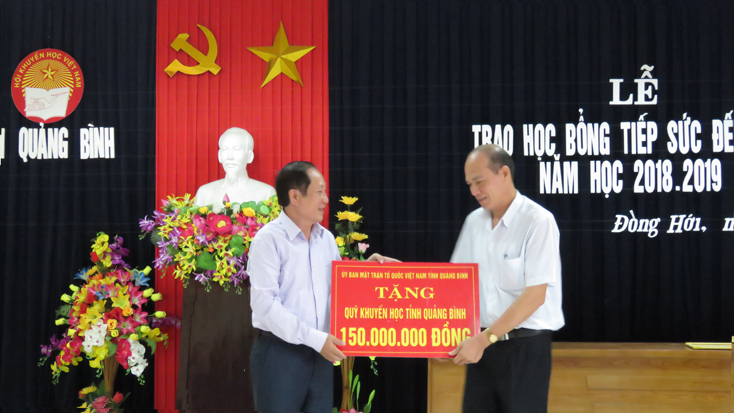 Đại diện lãnh đạo UBNTTQVN tỉnh trao tiền tài trợ học bổng cho Hội Khuyến học tỉnh.