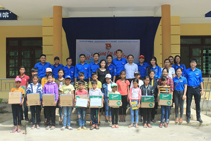 Đại diện các đơn vi tặng quà cho các em học sinh trường PTDTBT THCS Trường Sơn