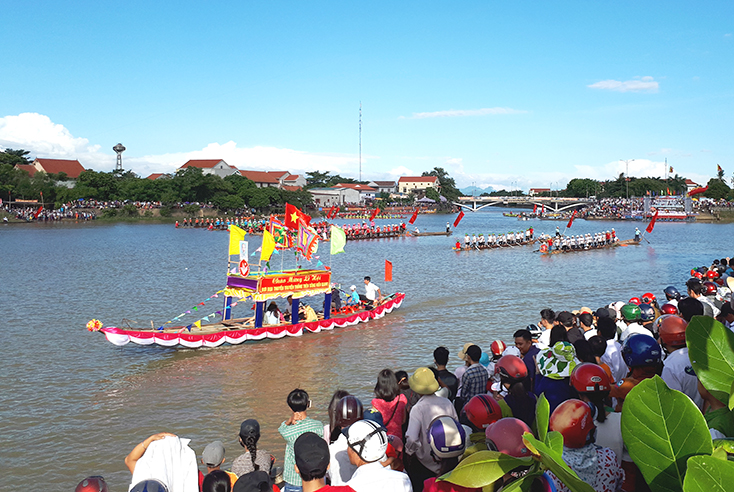 Hàng vạn người dân tham gia cổ vũ lễ hội đua thuyền trên sông Kiến Giang.