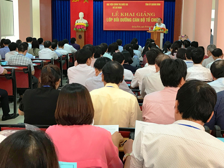 Đồng chí Trần Xuân Vinh, Uỷ viên Ban Thường vụ, Trưởng ban Tổ chức Tỉnh ủy phát biểu tại lễ khai giảng lớp bồi dưỡng