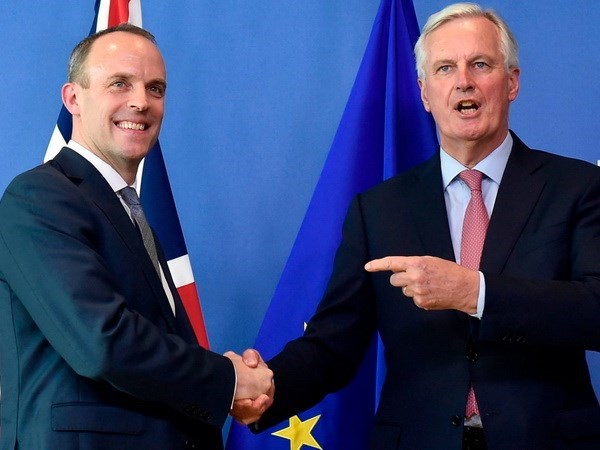 Bộ trưởng Brexit của Anh Dominic Raab (trái) và Trưởng đoàn đàm phán của EU về Brexit, ông Michel Barnier. (Nguồn: telegraph.co.uk)