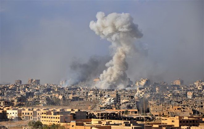 Ảnh tư liệu: Khói bốc lên sau một cuộc không kích do quân đội Chính phủ Syria tiến hành nhằm vào các mục tiêu của IS ở tỉnh Deir Ezzor. (Nguồn: AFP/TTXVN)