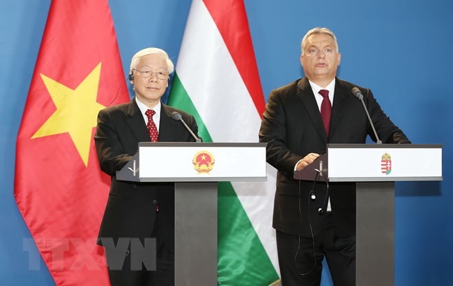 Tổng Bí thư Nguyễn Phú Trọng cùng Thủ tướng Hungary Viktor Orbán phát biểu với báo chí. (Ảnh: Trí Dũng/TTXVN)