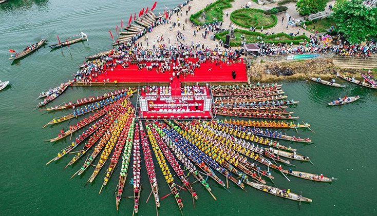 Lễ hội đua thuyển trên sông Kiến Giang vào ngày Quốc khánh 2-9. Ảnh: Nguyễn Chiến.