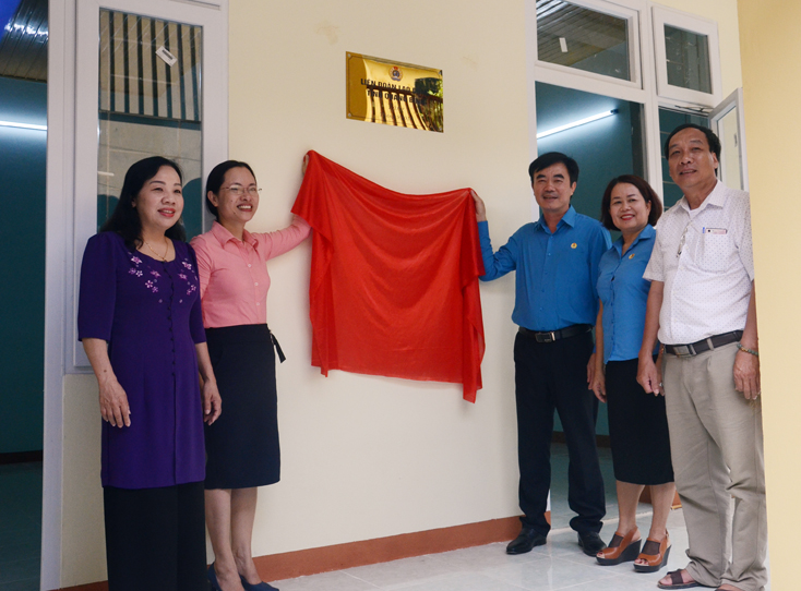 Đại diện lãnh đạo LĐLĐ tỉnh và UBND huyện Lệ Thủy bàn giao nhà nội trú cho giáo viên Trường Tiểu học và THCS Trường Thủy.