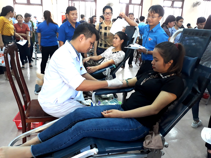Cán bộ, công chức huyện Quảng Ninh tham gia hiến máu tình nguyện.