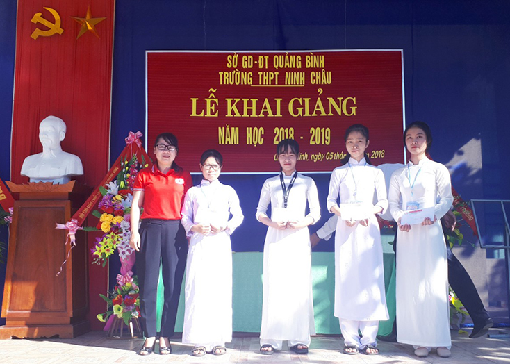  Hội CTĐ tỉnh trao quà cho các em học sinh Trường THPT Ninh Châu, huyện Quảng Ninh.
