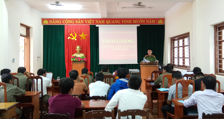 Lớp tập huấn nghiệp vụ giúp đội ngũ bảo vệ tổ dân phố của thị trấn Quy Đạt nâng cao khả năng nắm tình hình, bảo đảm ANTT ở cơ sở.