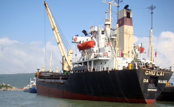 Hoạt động vận tải hàng hóa tại cảng Hòn La ngày càng sôi động.