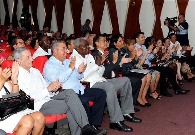 Nhiều lãnh đạo, nguyên lãnh đạo Cuba tham dự Lễ mít tinh. (Ảnh: Vũ Lê Hà/TTXVN)