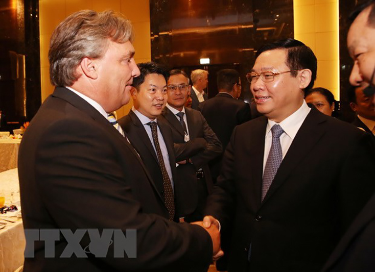  Phó Thủ tướng Vương Đình Huệ với các đại biểu. (Ảnh: Lâm Khánh/TTXVN)
