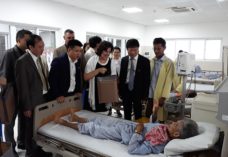 Đại sứ Cu Ba Lianys Torres Rivera tại Việt Nam thăm, tặng quà cho người bệnh đang điều trị tại Bệnh viện hữu nghị Việt Nam-Cu Ba Đồng Hới nhân chuyến thăm, làm việc tại Quảng Bình. 