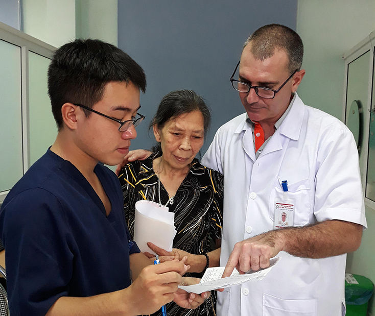 Chuyên gia y tế Cu Ba và bác sĩ Bệnh viện hữu nghị Việt Nam-Cu Ba Đồng Hới đang tư vấn cách sử dụng thuốc cho người bệnh. 