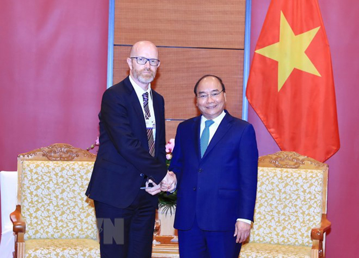 Thủ tướng Nguyễn Xuân Phúc tiếp Phó Chủ tịch về Chính sách công tại khu vực châu Á-Thái Bình Dương của Facebook, ông Simon Milner. (Ảnh: Thống Nhất/TTXVN)
