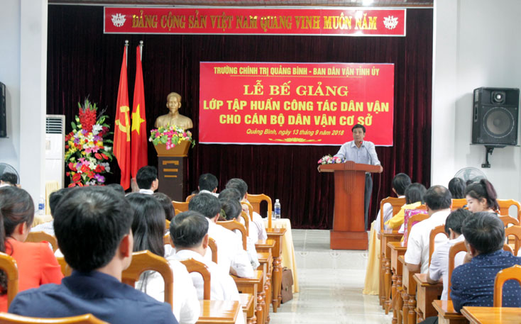 Đồng chí Nguyễn Công Huấn, Uỷ viên Ban Thường vụ, Trưởng Ban Dân vận tỉnh ủy phát biểu tại lễ bế giảng
