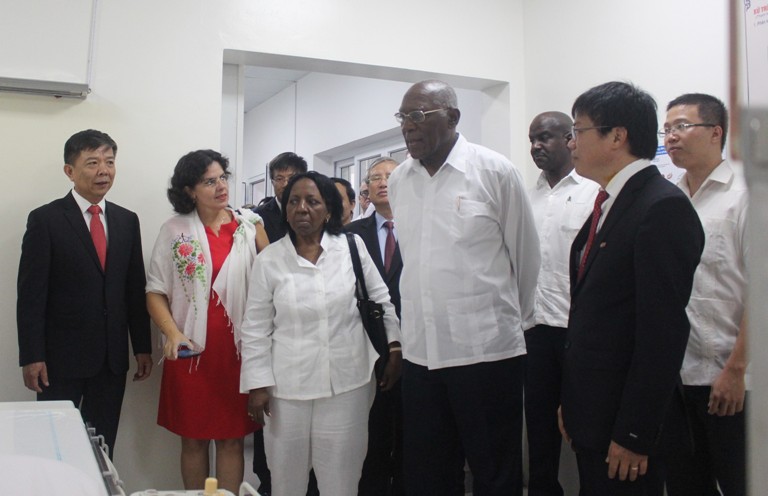 Đoàn công tác cấp cao hai nước thăm các phòng chức năng tại Bệnh viện.