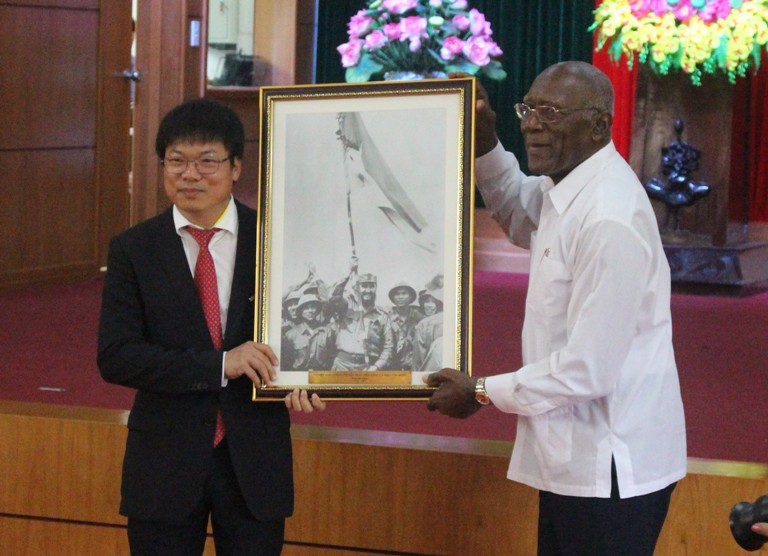 Đồng chí Xan-va-đo Van-đết Mê-xa tặng quà lưu niệm cho Bệnh viện hữu nghị Việt Nam – Cu-ba – Đồng Hới