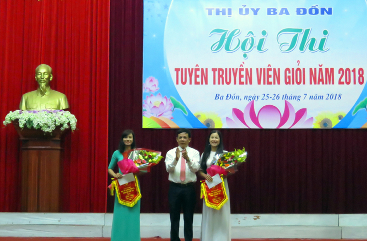 Đại diện lãnh đạo thị xã Ba Đồn trao giải nhì cho 2 thí sinh tham gia hội thi.