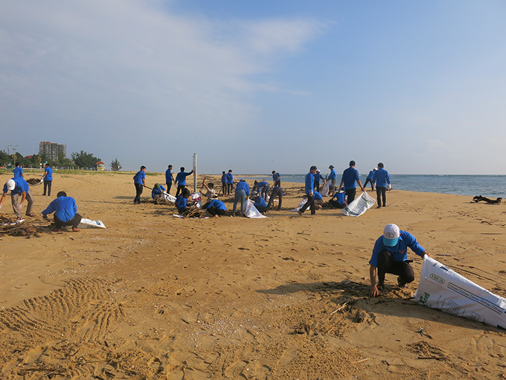 Rất đông ĐVTN Đoàn Khối các cơ quan tỉnh đang làm vệ sinh trên bãi biển Nhật Lệ