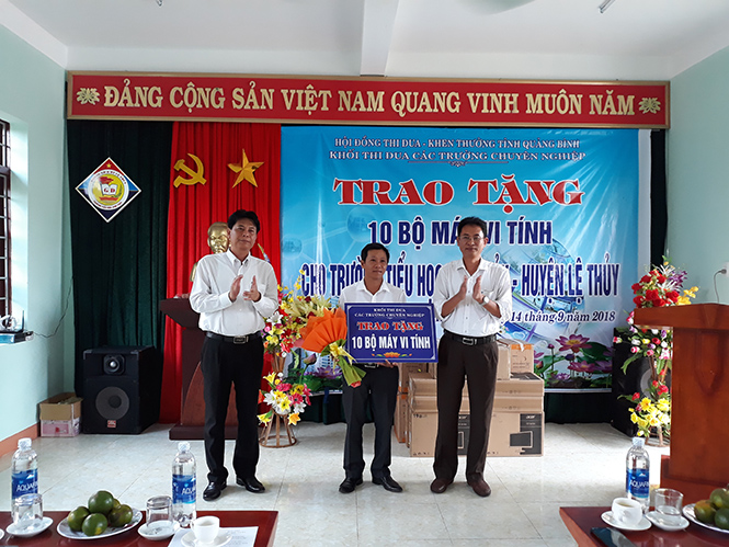 Khối thi đua các trường chuyên nghiệp tỉnh  tặng  máy vi tính cho Trường Tiểu học xã Kim Thủy, huyện Lệ Thủy.  Trường Tiểu học xã Kim Thủy
