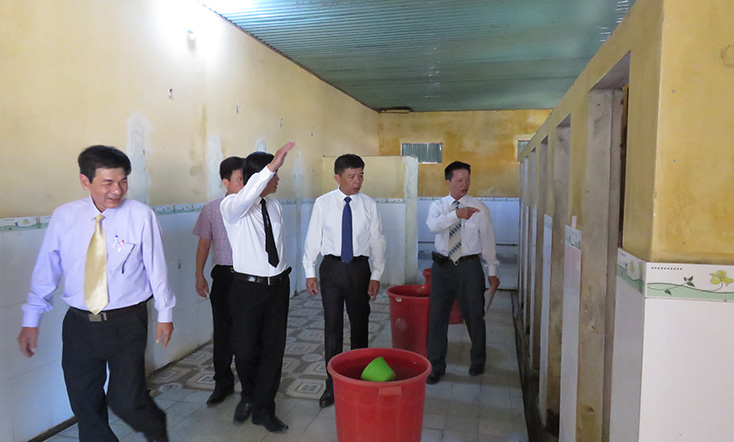 Đồng chí Chủ tịch UBND tỉnh kiểm tra nhà vệ sinh của học sinh Trường phổ thông dân tộc nội trú Lệ Thuỷ. 