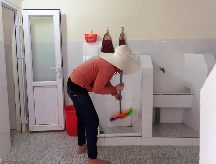 Nhà vệ sinh dành cho học sinh của Trường tiểu học số 2 Quảng Văn luôn được các cô giáo chăm chút lau chùi khô ráo, sạch sẽ. 