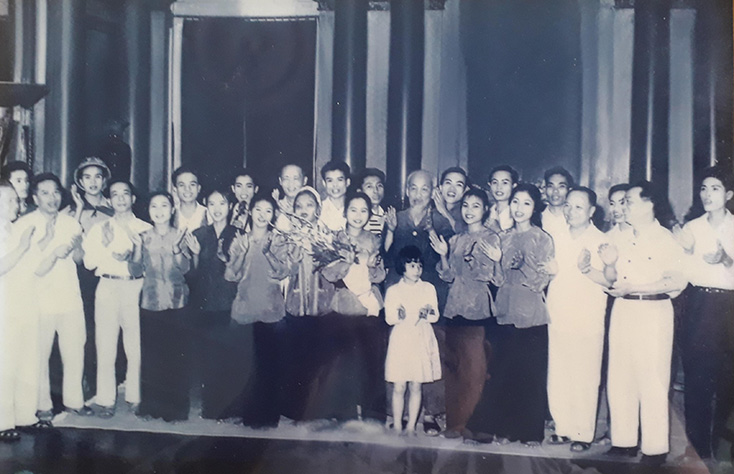 Bức ảnh kỷ niệm bà Oanh và các thành viên trong Đoàn văn công Tổng hợp Quảng Bình được chụp chung với Bác Hồ (bà Oanh đứng bên phải Bác Hồ). 