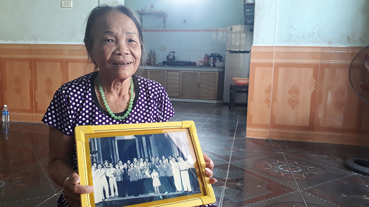 Hơn 50 năm qua, bà Oanh giữ gìn cẩn thận bức ảnh được chụp chung với Bác Hồ như một báu vật. 