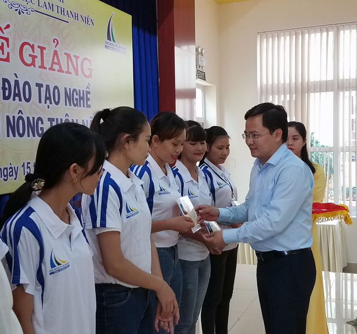 Đồng chí Nguyễn Anh Tuấn, Phó Bí thư Thường trực Trung ương Đoàn TNCS Hồ Chí Minh trao chứng chỉ đào tạo nghề cho các học viên.