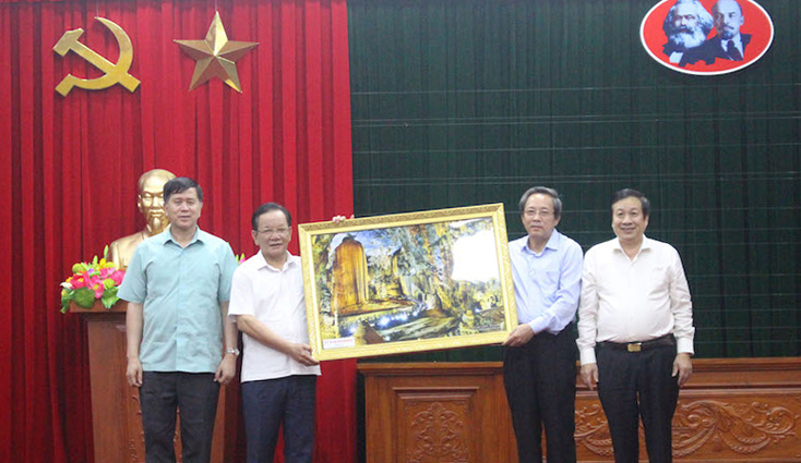 Lãnh đạo tỉnh Quảng Bình tặng quà Đoàn công tác Tỉnh uỷ Sơn La.