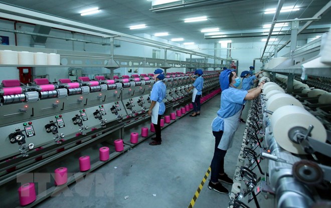 Dây chuyền sản xuất sợi tại Công ty trách nhiệm hữu hạn Dệt nhuộm Jasan Việt Nam vốn đầu tư của Trung Quốc tại khu công nghiệp Phố nối B, huyện Mỹ Hào, tỉnh Hưng Yên. (Ảnh: Phạm Kiên/TTXVN)
