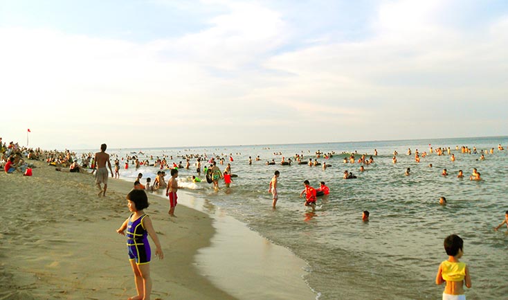 Bãi biển Nhật Lệ ngày càng thu hút nhiều khách du lịch.