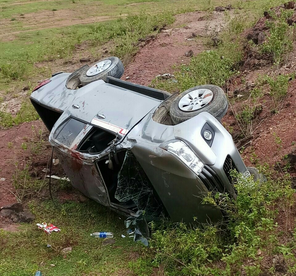 Hiện trường vụ tai nạn chiếc xe bán tải bị lật, khiến 4 người thương vong.