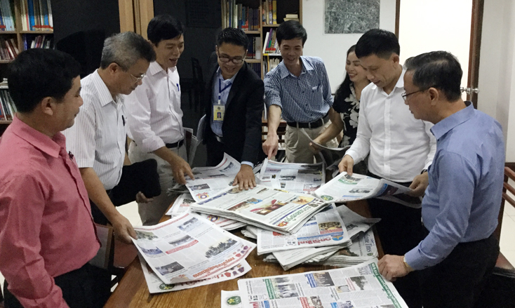 2. Đoàn báo chí Việt Nam trao đổi kinh nghiệm làm báo với các đồng nghiệp Báo Pasaxon Lào, Báo Vientiane Times.