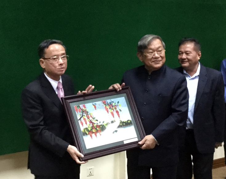 4. Cục phó Cục Báo chí Nguyễn Thái Thiên tặng quà lưu niệm ngài Bộ trưởng Bộ Thông tin Vương quốc Campuchia Khieu Kanharith.