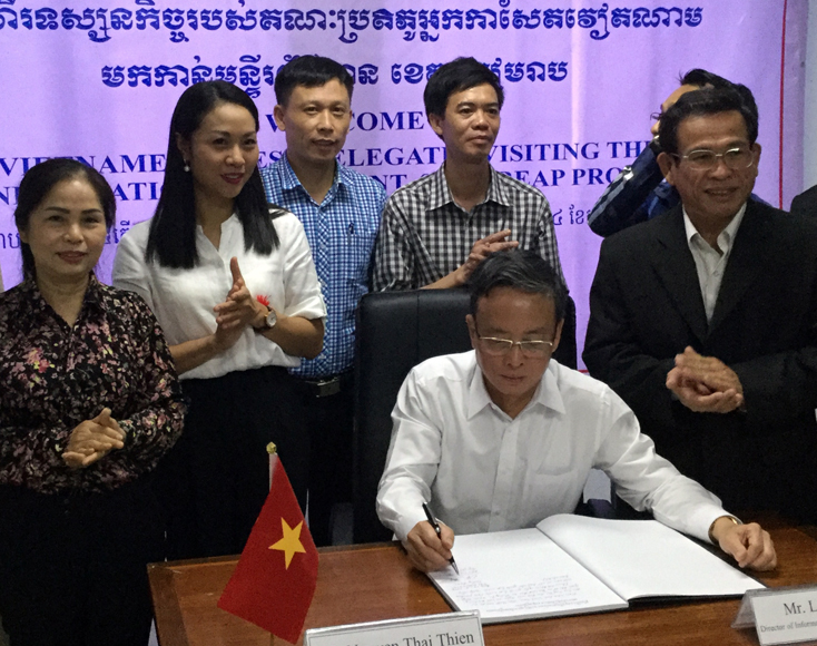 6. Cục phó Cục Báo chí Nguyễn Thái Thiên viết cảm tưởng sau buổi làm việc, trao đổi kinh nghiệm quản lý hoạt động của các cơ quan báo chí và những biện pháp xử lý vi phạm trong hoạt động báo chí với lãnh đạo Sở Thông tin tỉnh Siem Reap.