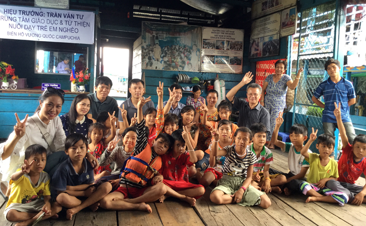 8. Các thành viên đoàn công tác chụp ảnh chung với học sinh Trường tiểu học Việt Nam.